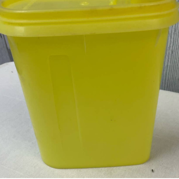Vintage Tupperware Yellow Store N Pour 32oz Pourable Container Lid Pitcher - Picture 4 of 5